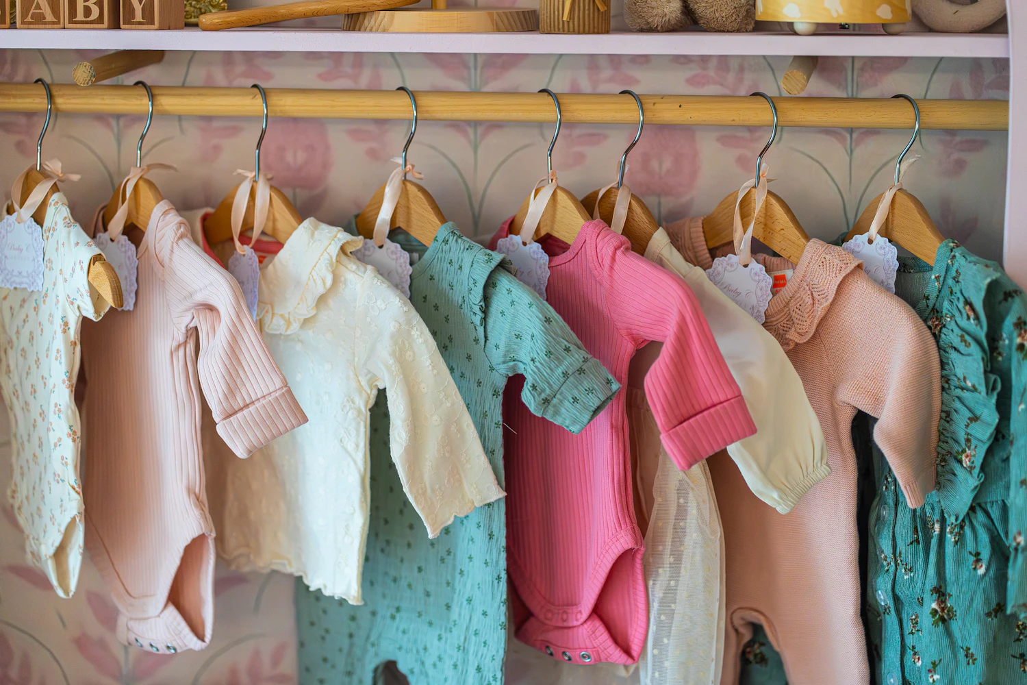 LinkPix 生成的婴幼儿服饰衣架陈列场景图